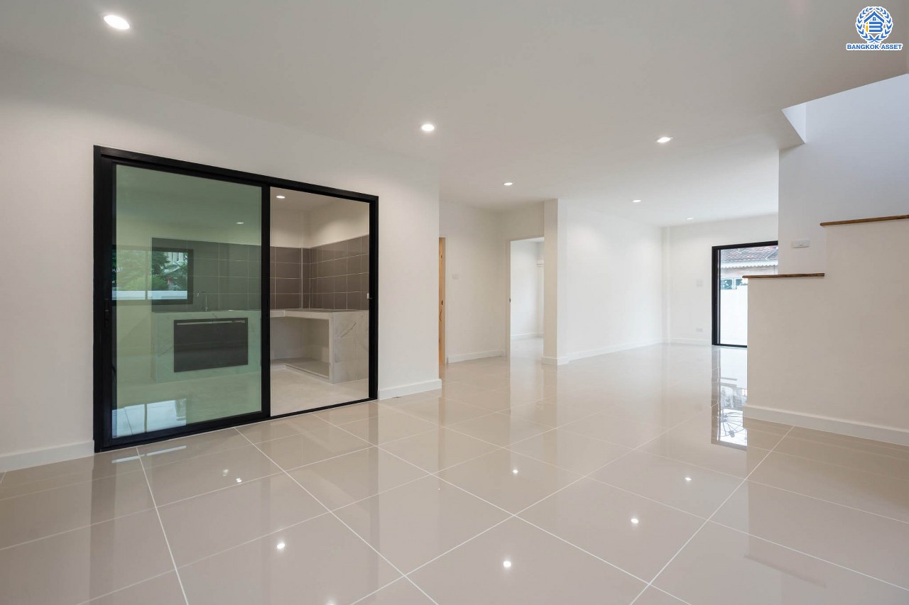 บ้านมือสองตกแต่งใหม่ ม.สัณห์ติสุข สรงประภา บ้านแฝดหลังมุม เนื้อที่ถึง 51.8 ตร.ว. ฟังก์ชัน 3 ห้องนอน 2 ห้องน้ำ 1 ห้องอเนกประสงค์ จอดรถได้ 2 คัน บนทำเลศักยภาพ เชื่อมต่อหลายเส้นทาง ใกล้ทางด่วน "ศรีรัช" และโรบินสัน ศรีสมาน